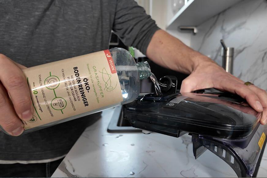 Frischwassertank des Roborock F25 Ultra mit separatem Fach für Reinigungsmittel und automatischer Dosierung ist im Test gezeigt.